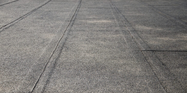 Plat dak met roofing dakbedekking