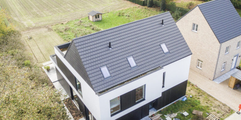 Hellend dak met kunstleien