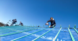 Het team van Dakwerken SCV plaatst een dakconstructie